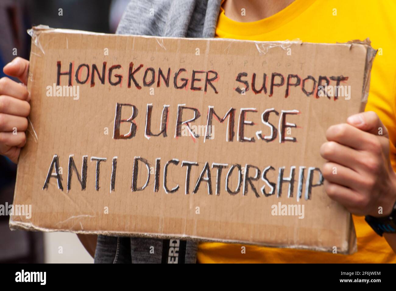 PORTLAND PLACE, LONDRES, INGLATERRA- 31 de marzo de 2021: Manifestantes fotografiados en una protesta contra el golpe militar de Myanmar, frente a la Embajada China Foto de stock