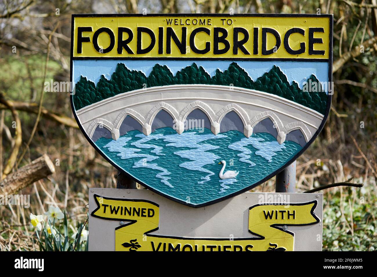 Fordingbridge, Reino Unido - 22 Mar 2021: Una señal de carretera para la ciudad de Fordingbridge, Hampshire, recibe a los visitantes, mostrando una imagen del puente medieval de la ciudad. Foto de stock