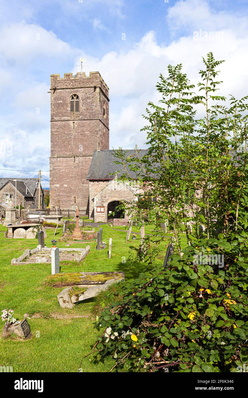 La iglesia parroquial de St Gwendoline en el Brecon Beacons en Talgarth, Powys, Gales, Reino Unido Foto de stock