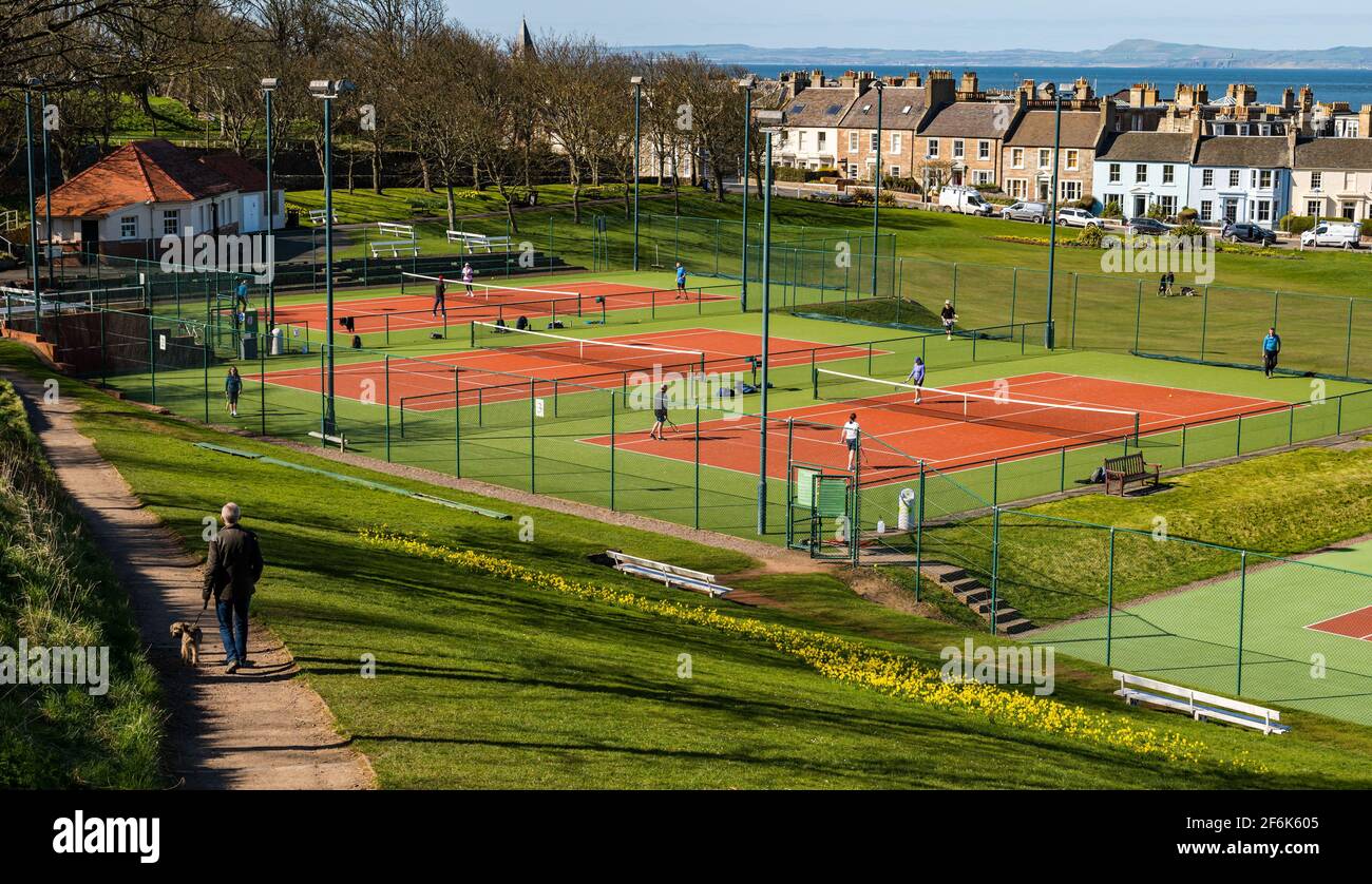 Berwick del Norte, Lothian del este, Escocia, Reino Unido, 1st de abril de  2021. Reino Unido Clima: Sol de primavera. En la foto: Las canchas de tenis  públicas están ocupadas con gente