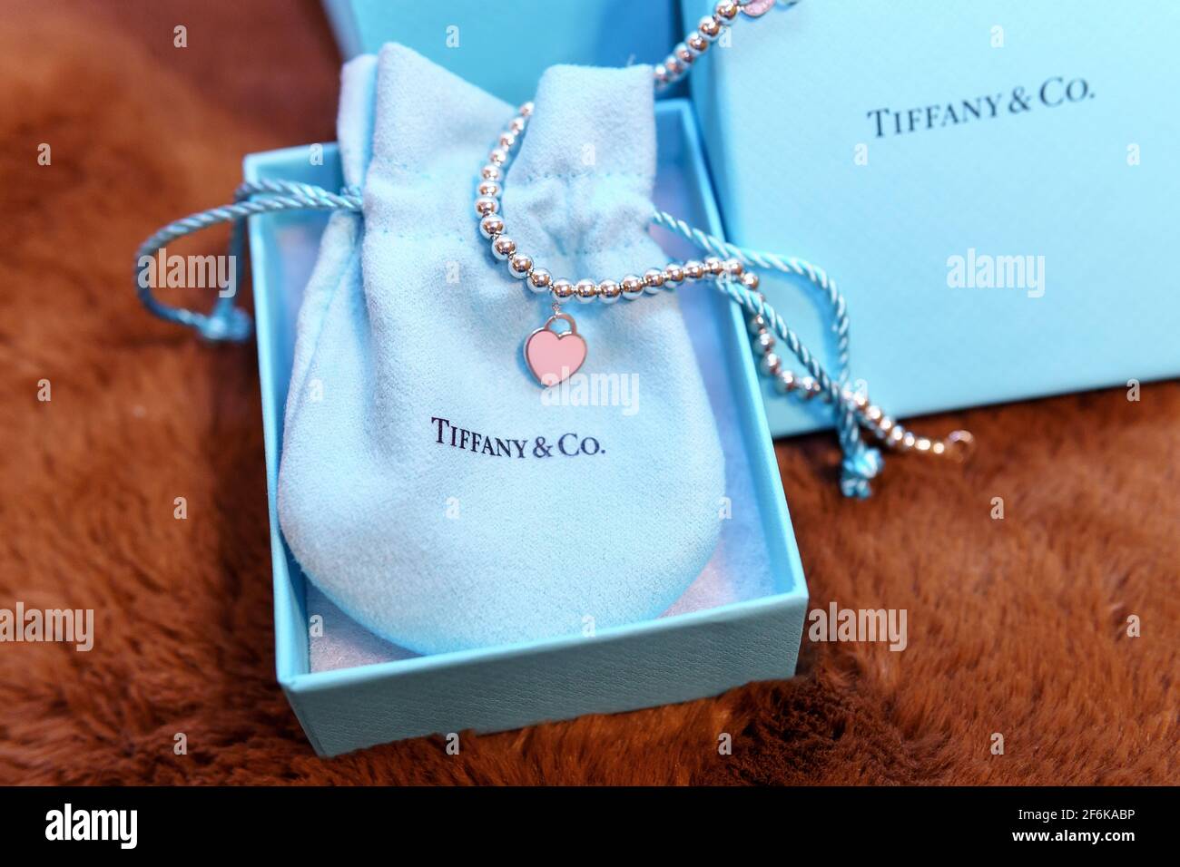Tyumen, Rusia-15 de marzo de 2021: Caja de regalo de joyería Tiffany.  Tarjeta regalo pulsera joyería Fotografía de stock - Alamy