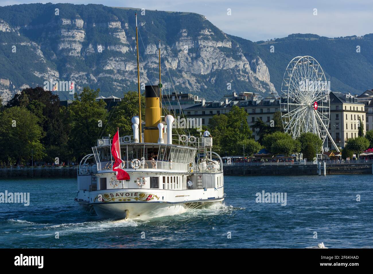 Barco de vapor de época que llega a un muelle en el lago de Ginebra en  Ginebra Suiza Fotografía de stock - Alamy