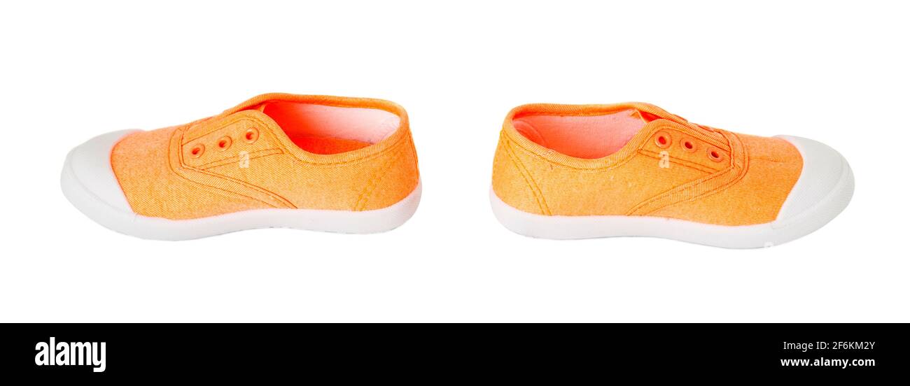 Zapatillas de lona de tela naranja para niña. Aislado sobre fondo blanco  Fotografía de stock - Alamy