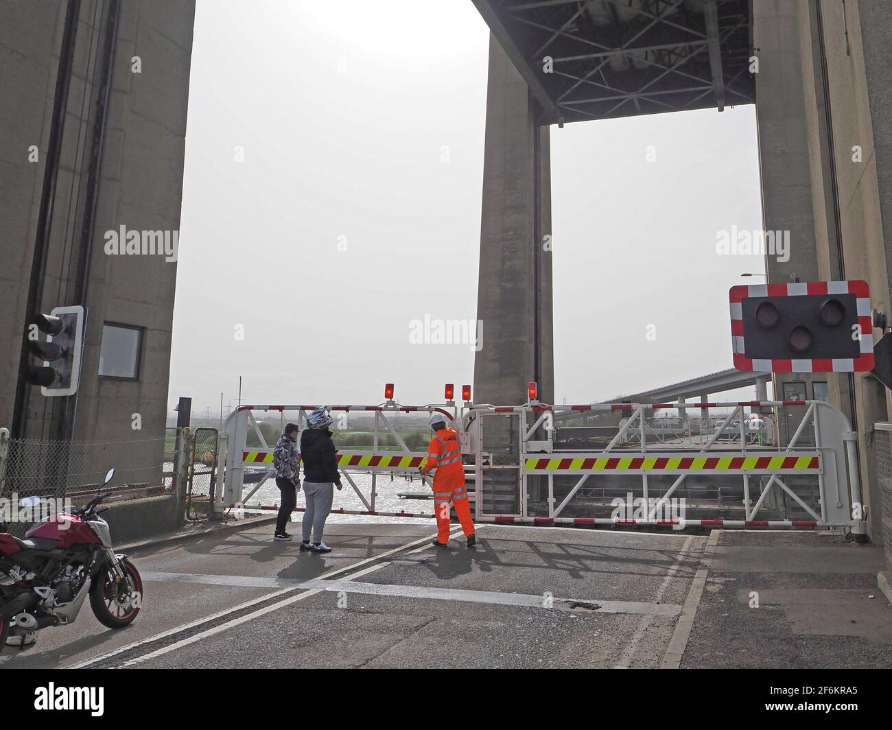 Elmley, Kent, Reino Unido. 1st de abril de 2021. El puente Kingsferry en Kent se puso "en marcha" esta tarde después de que el puente fuera golpeado por el pequeño barco de carga Luca pasando por su camino a Ridham Docks. Inicialmente se temía que el puente estuviera fuera de acción durante varias horas y se quedara atascado en la posición de arriba, pero un ingeniero de Network Rail logró bajar el puente de forma segura después de una breve espera. Los trenes fueron suspendidos la mayor parte de la tarde hasta que los ingenieros de Network Rail pudieron determinar que todo estaba seguro. Crédito: James Bell/Alamy Live News Foto de stock