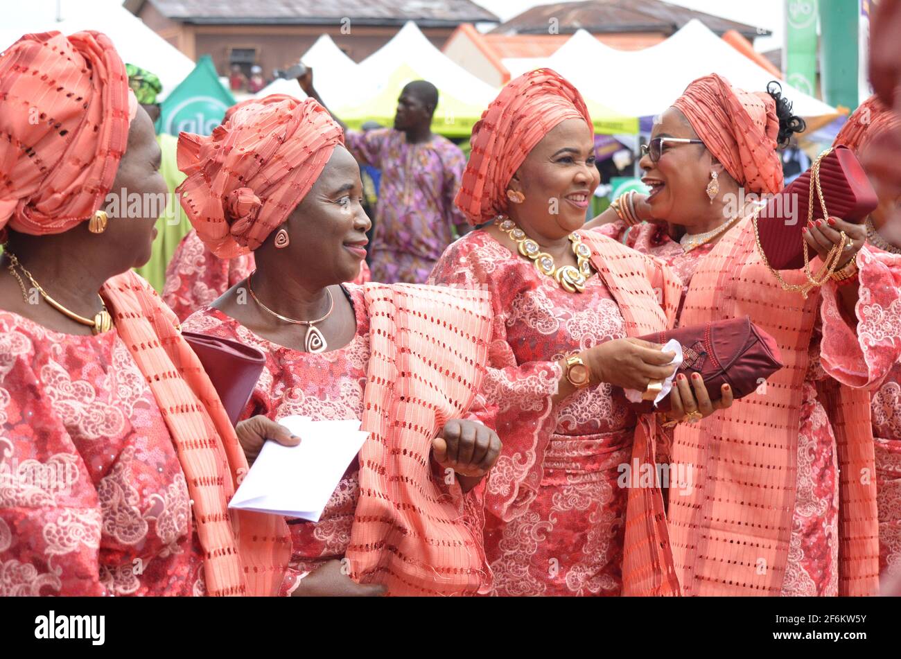 Quizás corona Depresión Mujeres nigerianas que exhiben su atuendo tradicional en homenaje al  gobernante tradicional de la Tierra de Ijebu durante el Festival Ojude Oba  en Nigeria Fotografía de stock - Alamy