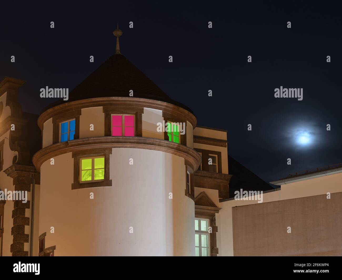Ventanas de colores en la luna llena; Farbige Fenster bei Vollmond Foto de stock