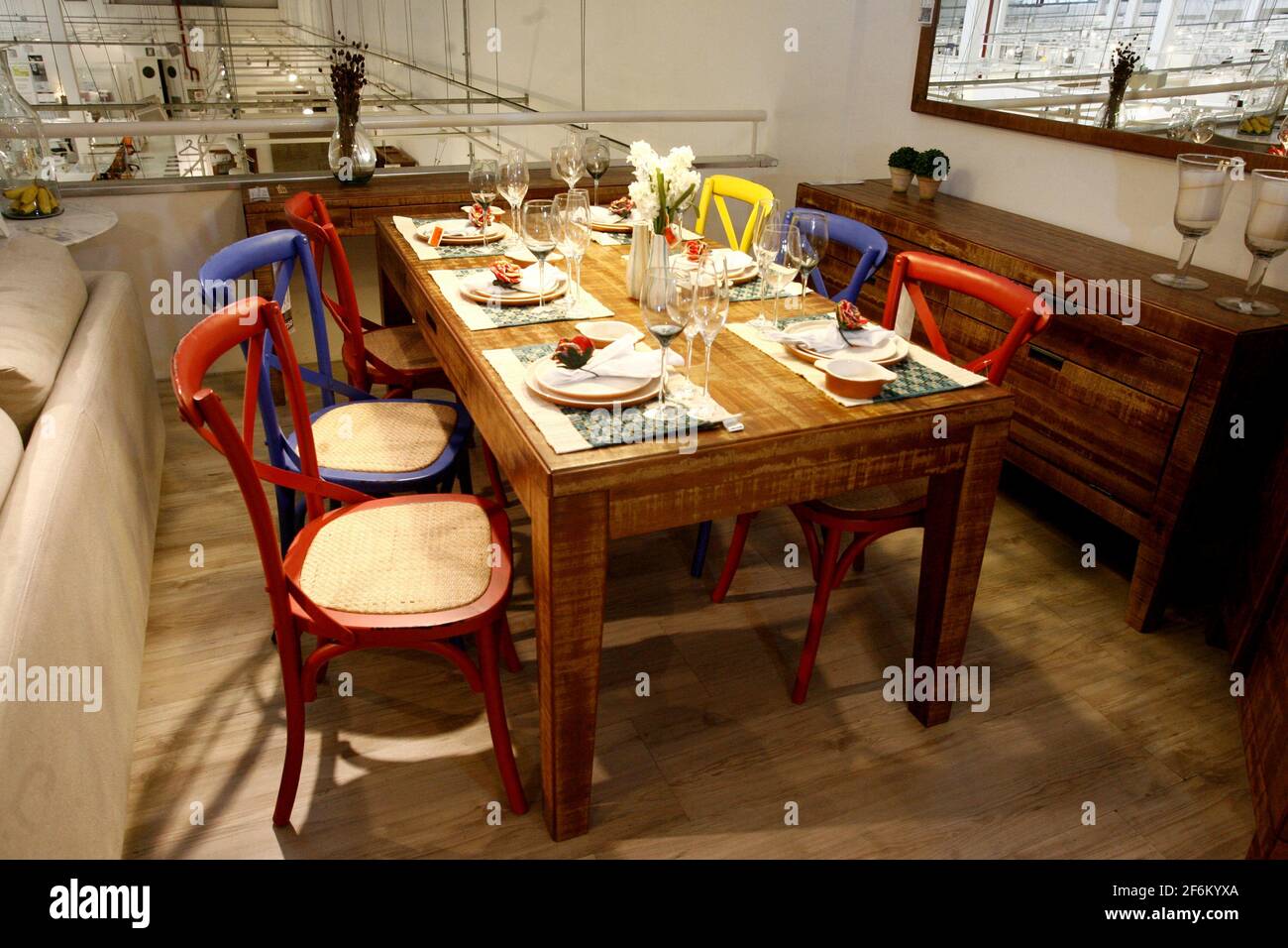 salvador, bahía / brasil - 1 de abril de 2015: Guilherme Bender diseño  comedor con sillas y mesas se ve en una tienda en la ciudad de Salvador  Fotografía de stock - Alamy