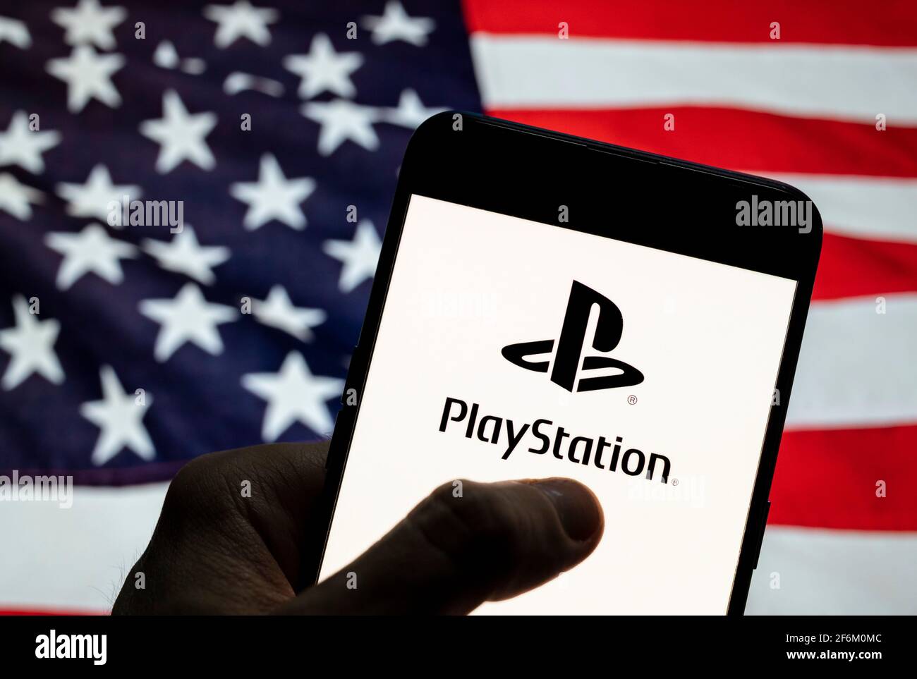 En esta ilustración de la foto, el logotipo de la Marca japonesa de  videojuegos creada y propiedad de Sony Computer Entertainment, PlayStation,  se ve en un dispositivo móvil Android con la bandera