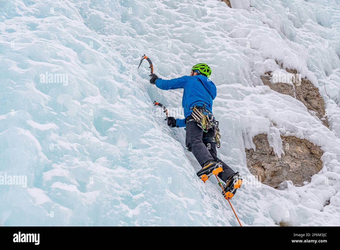 Escaladores de hielo disfrutando de un día en Lake City, CO 13 de febrero de 2021 Foto de stock