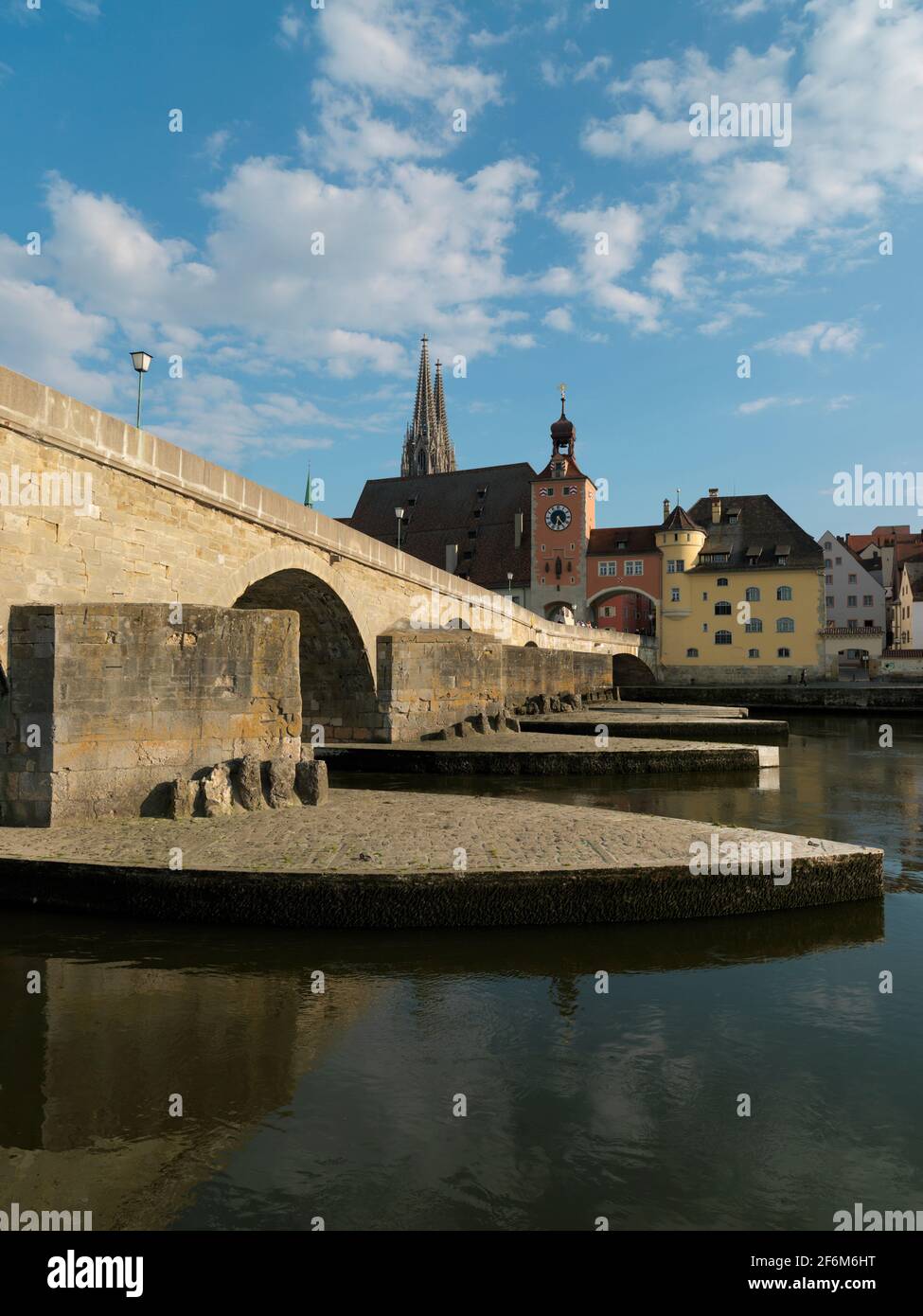 Blick über die Donau auf Regensburg mit Dom St. Peter, Steinerne Brücke, Regensburg, Oberpfalz, Bayern, Deutschland, Europa | Vista sobre el río Dan Foto de stock