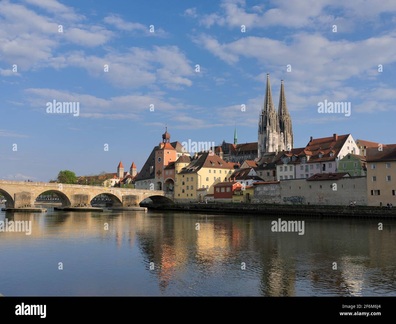 Blick über die Donau auf Regensburg mit Dom St. Peter, Steinerne Brücke, Regensburg, Oberpfalz, Bayern, Deutschland, Europa | Vista sobre el río Dan Foto de stock