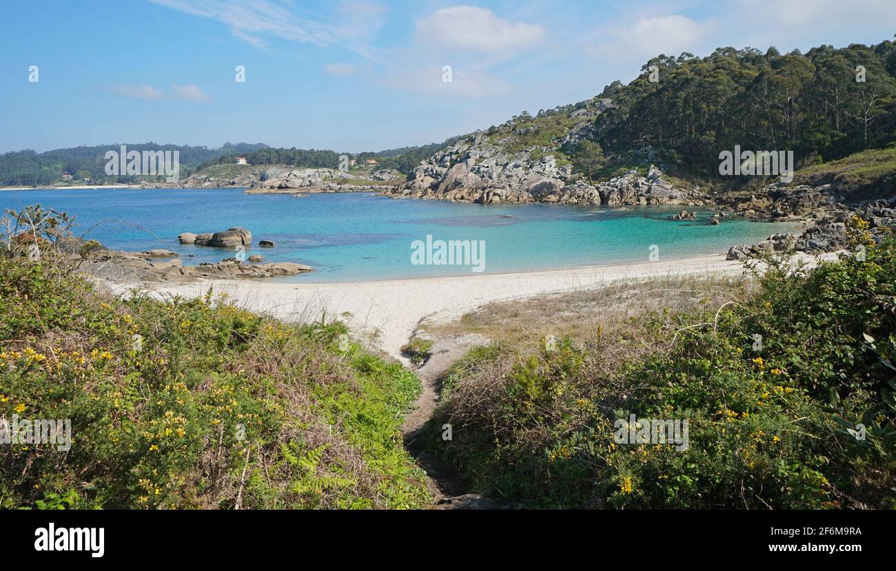 Playa aislada en Galicia, España, océano Atlántico, provincia de Pontevedra, Cangas, Praia da Lagoelas Foto de stock