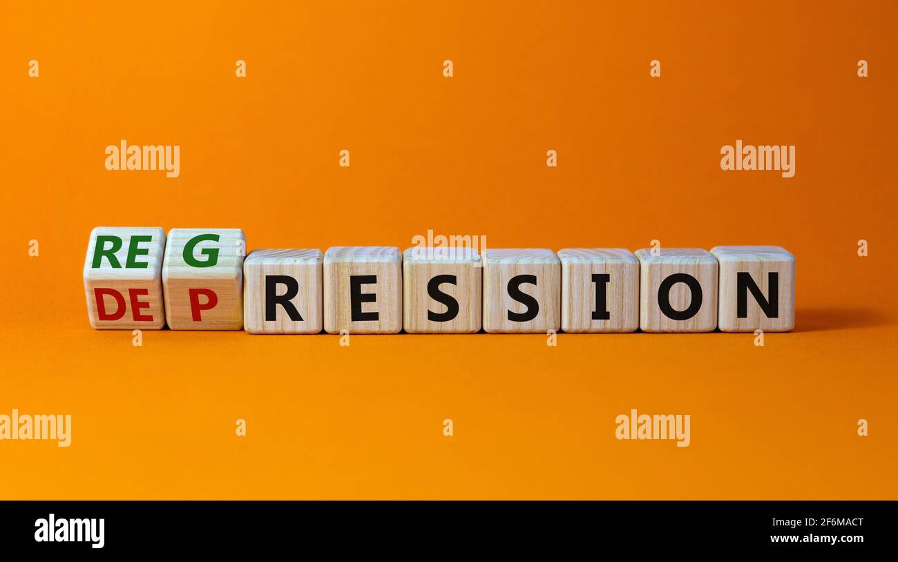 Símbolo de depresión o regresión. Se volvió cubos y cambió la palabra 'represión' a 'regresión'. Hermoso fondo naranja. Psicológico, depressio Foto de stock