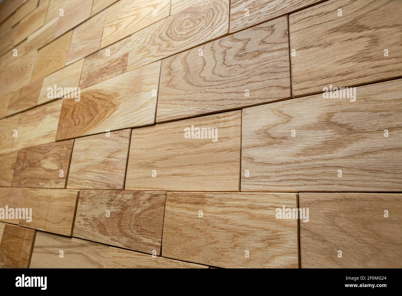 Paredes cubiertas con azulejos de madera valiosa. Productos de madera  hechos a mano Fotografía de stock - Alamy