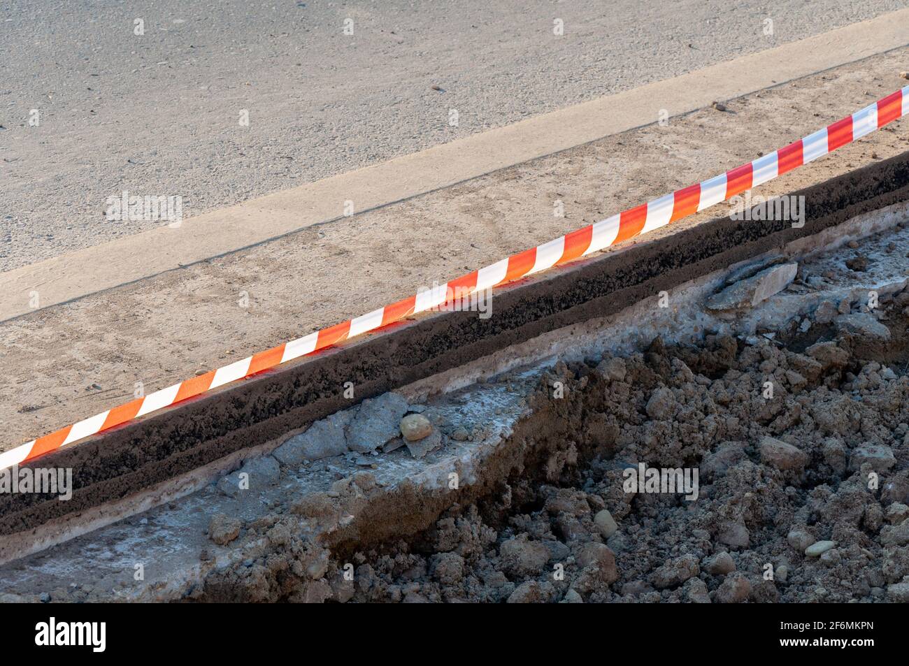 Línea de precaución roja y blanca. No cruzar la cinta. Cinta de