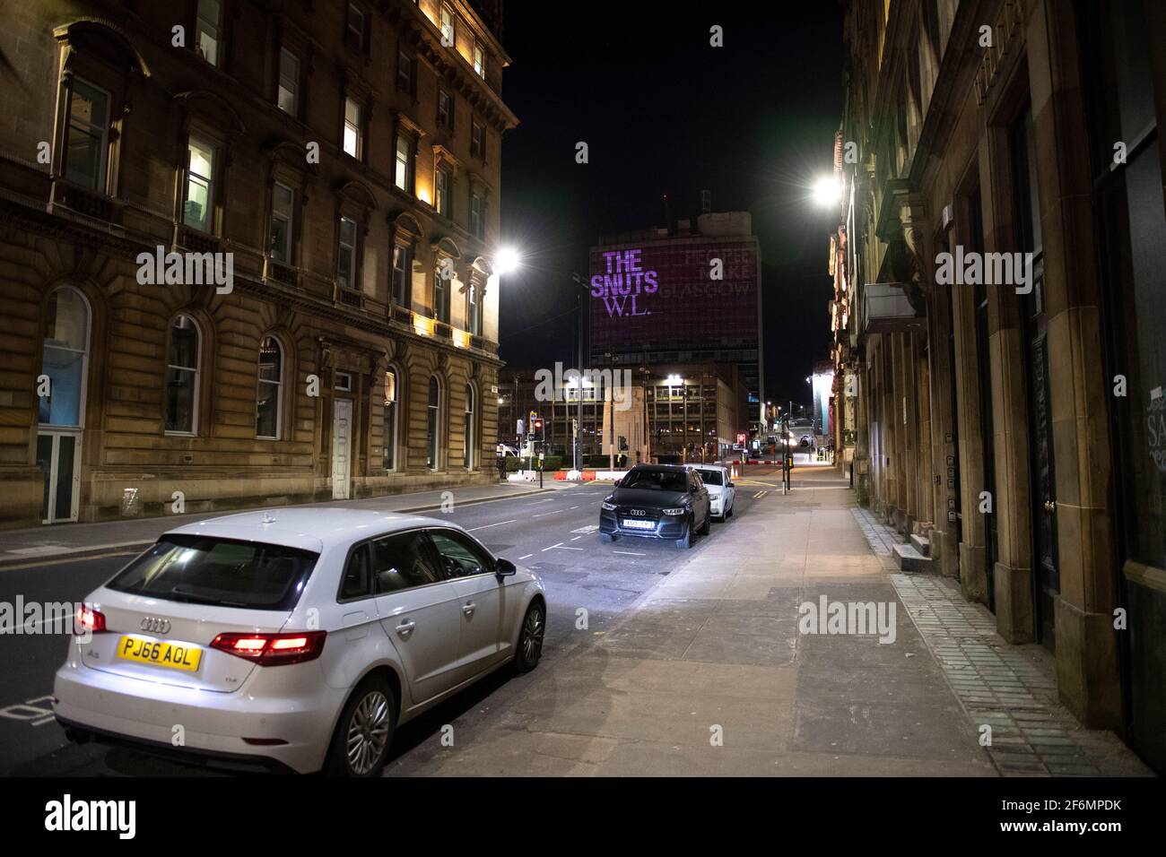 Glasgow, Escocia, Reino Unido. 1st de abril de 2021. FOTO: Banda, The Snuts lanzan su álbum, con un espectáculo de luz en el edificio de Glasgow de George Square. Siempre me encantará la forma en que dices Glasgow. Crédito PIC: Colin Fisher/Alamy Live News Foto de stock