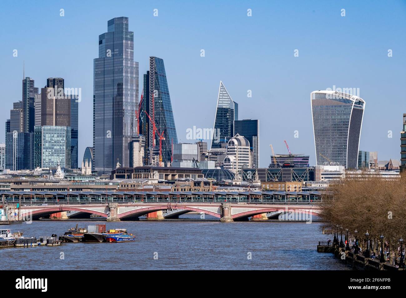El horizonte del centro financiero de la ciudad de Londres muestra lo icónico Edificios de la milla cuadrada Foto de stock