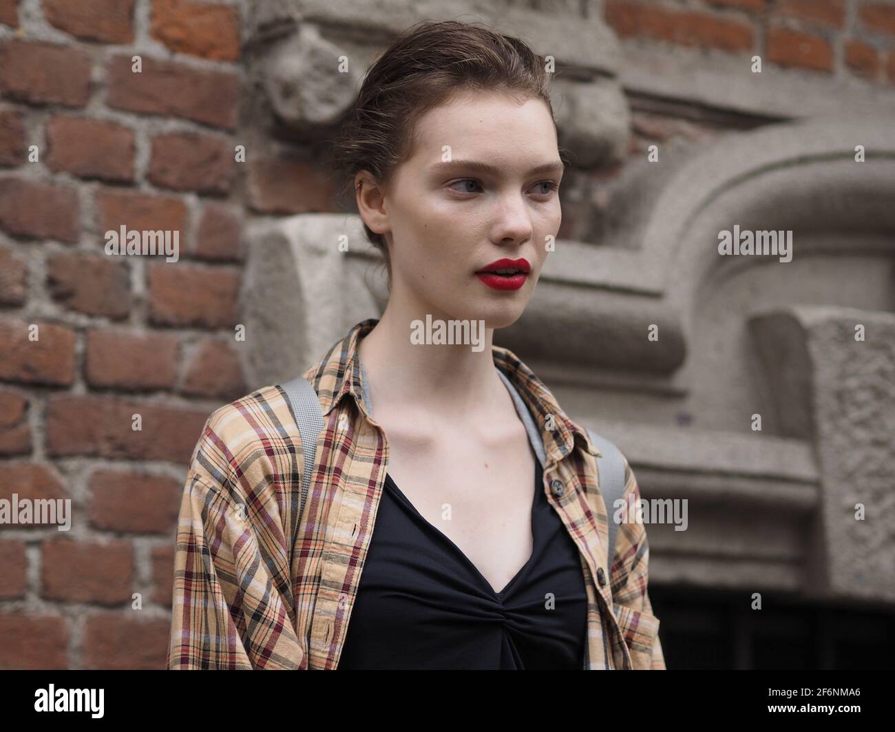 Joven modelo posando para los fotógrafos después de Max Mara Fashion Show  en Milán Fashion Week otoño/invierno 2020/2021 colecciones Fotografía de  stock - Alamy