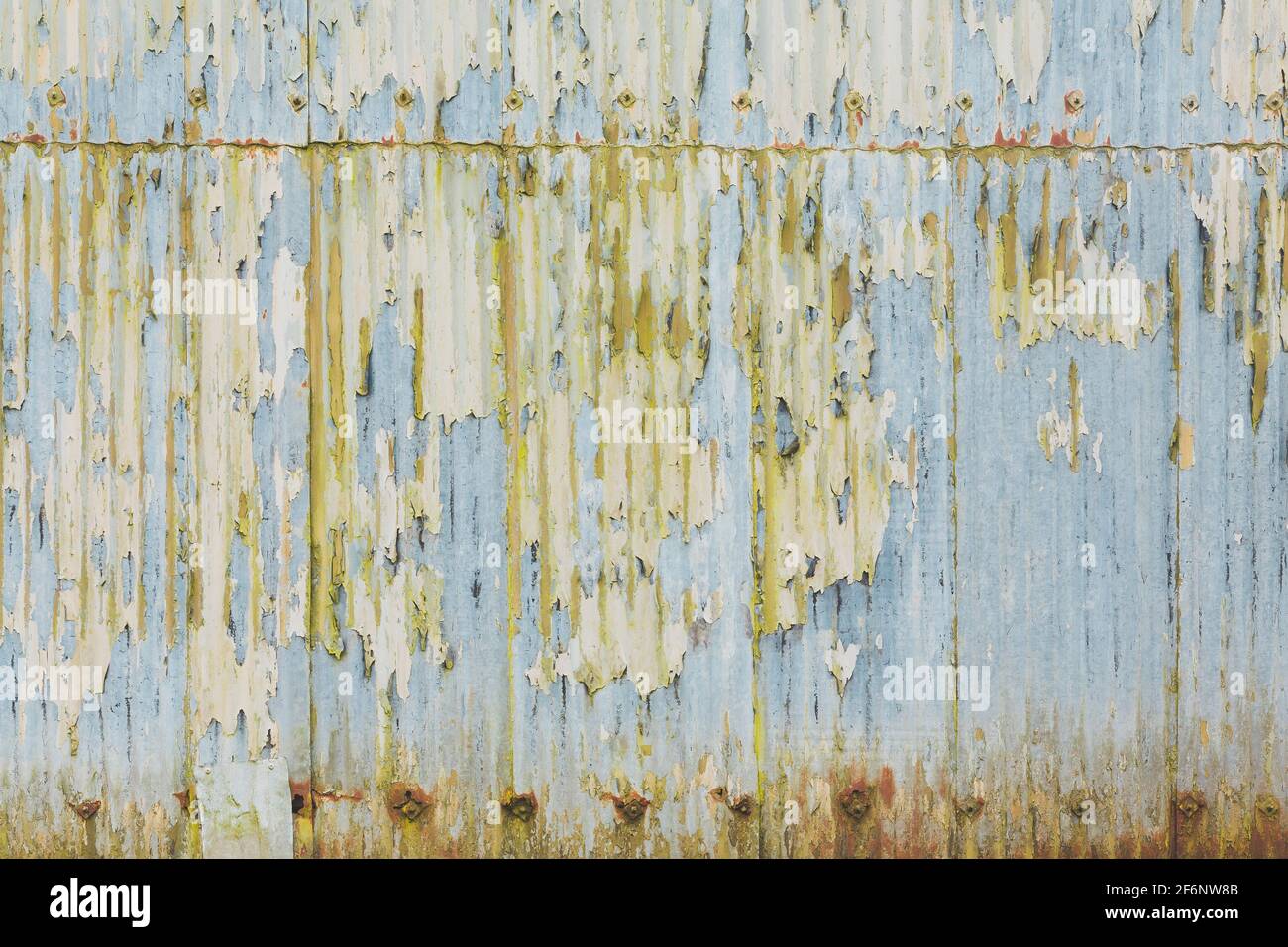 Techo de hierro corrugado, láminas de metal corrugado con pintura descascarada. Grunge textura, patrón o fondo, Reino Unido Foto de stock