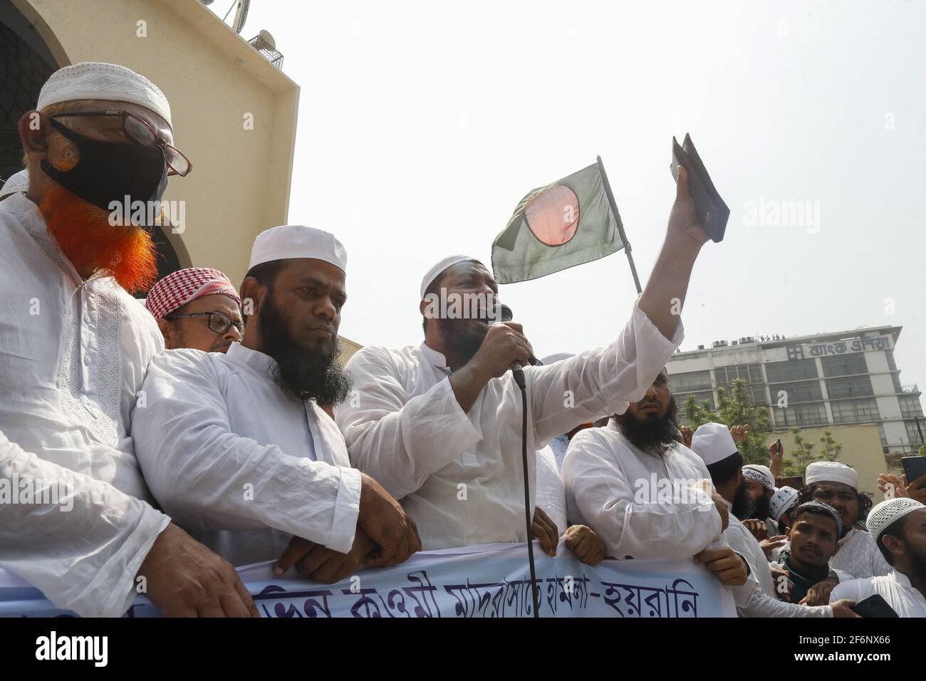 Hefajat-e-Islam realizó una manifestación frente a la Mezquita Nacional Baitul Mukarram en protesta por la muerte de sus activistas durante enfrentamientos con los encargados de hacer cumplir la ley durante tres días, en Dhaka, Bangladesh, 2 de abril de 2021. Foto de Kanti Das Suvra/ABACAPRESS.COM Foto de stock