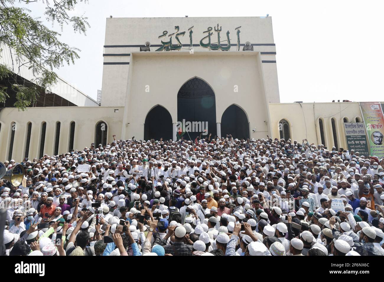 Hefajat-e-Islam realizó una manifestación frente a la Mezquita Nacional Baitul Mukarram en protesta por la muerte de sus activistas durante enfrentamientos con los encargados de hacer cumplir la ley durante tres días, en Dhaka, Bangladesh, 2 de abril de 2021. Foto de Kanti Das Suvra/ABACAPRESS.COM Foto de stock