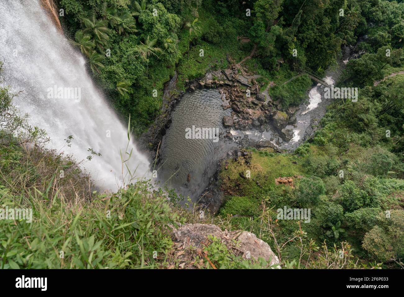Mirando hacia abajo desde la parte superior de Purling Brook Waterfall Foto de stock