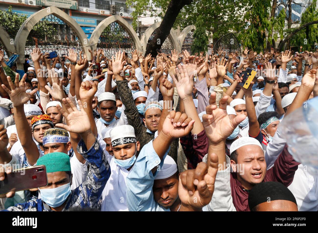 2 de abril de 2021, Dhaka, Bangladesh: Los partidarios de Hefajat-e-Islam Bangladesh gritan su lema mientras se reúnen en una manifestación frente a la Mezquita Nacional Baitul Mukarram, que protesta por la muerte de sus activistas durante enfrentamientos con los encargados de hacer cumplir la ley durante tres días, en Dhaka, Bangladesh, 2 de abril de 2021. (Imagen de crédito: © Suvra Kanti Das/ZUMA Wire) Foto de stock