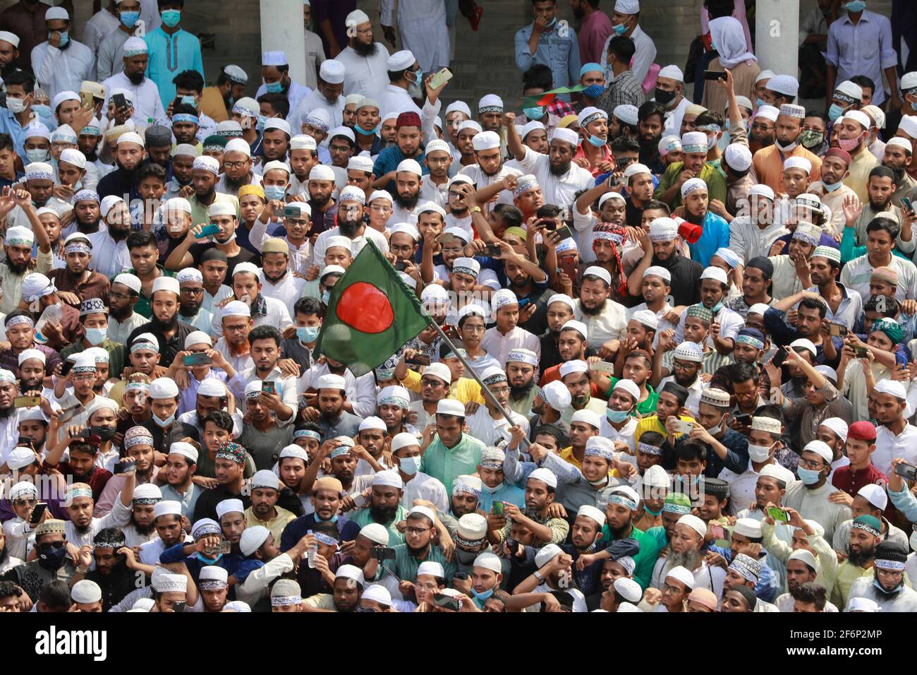 Dhaka, Bangladesh. 2nd de abril de 2021. Hefajat-e-Islam Bangladesh realizó una manifestación frente a la Mezquita Nacional Baitul Mukarram en protesta por la muerte de sus activistas durante enfrentamientos con los encargados de hacer cumplir la ley durante tres días, en Dhaka, Bangladesh, el 2 de abril de 2021. Crédito: Suvra Kanti Das/ZUMA Wire/Alamy Live News Foto de stock
