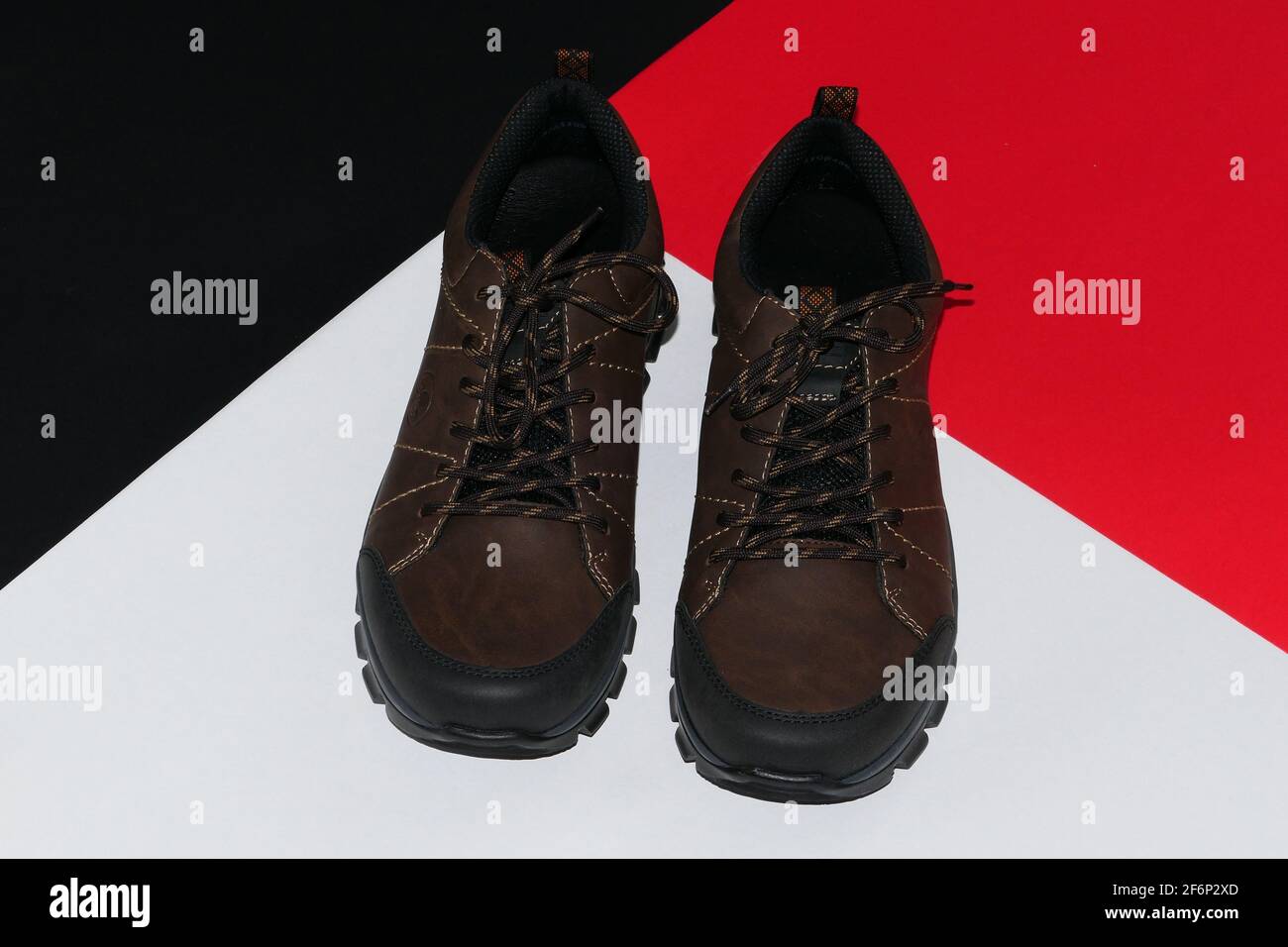 Zapatos elegantes y modernos para hombre, zapatillas para hombre o zapatos  de piel marrón Fotografía de stock - Alamy