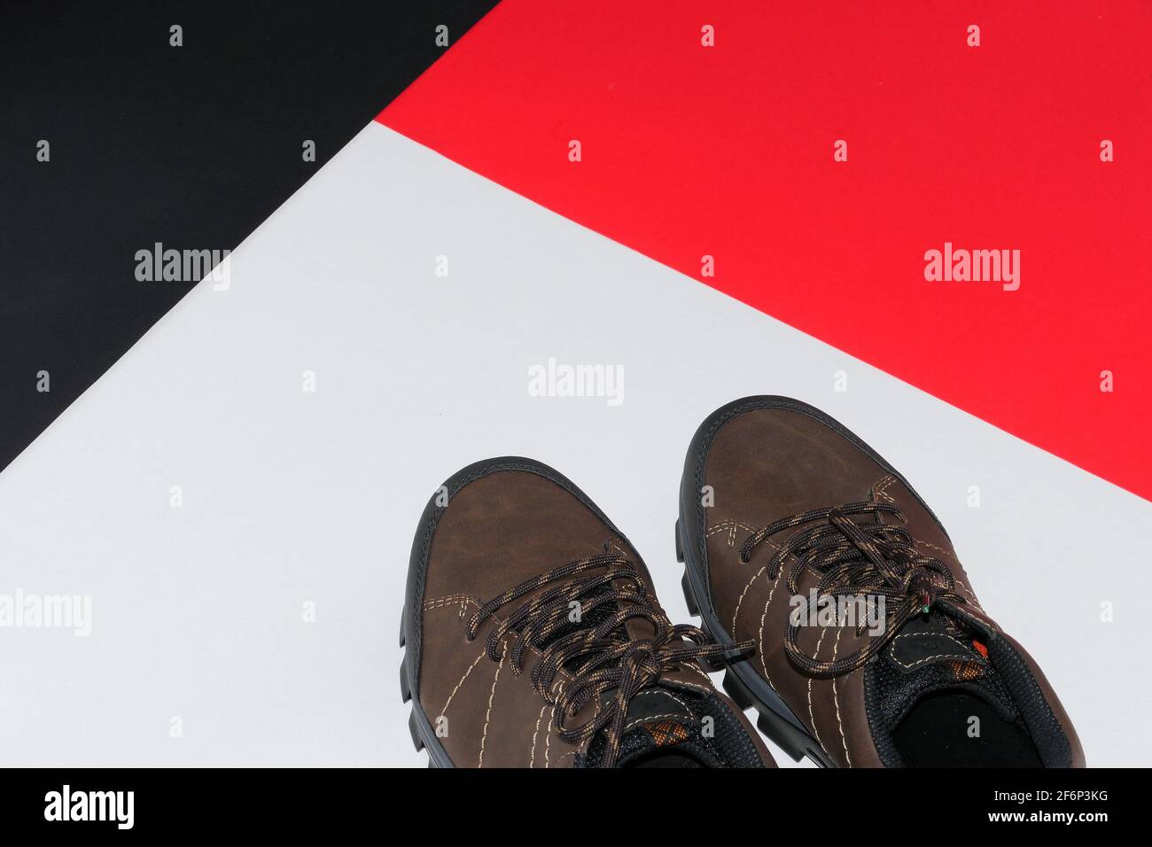Zapatos elegantes y modernos para hombre, zapatillas para hombre o zapatos  de piel marrón Fotografía de stock - Alamy