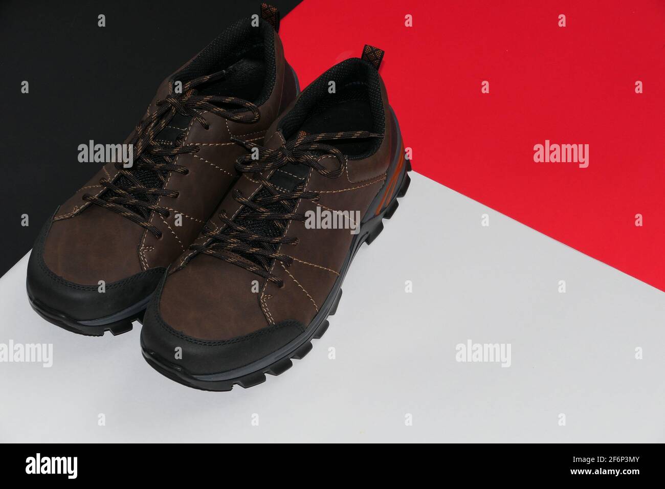 Zapatos elegantes y modernos para hombre, zapatillas para hombre o zapatos  de piel marrón Fotografía de stock - Alamy