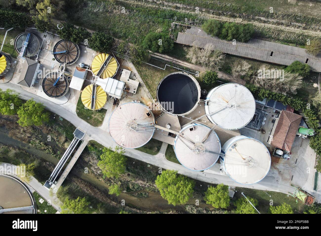 Vista aérea de tuberías y tanques de fábrica industrial. Foto de alta calidad Foto de stock