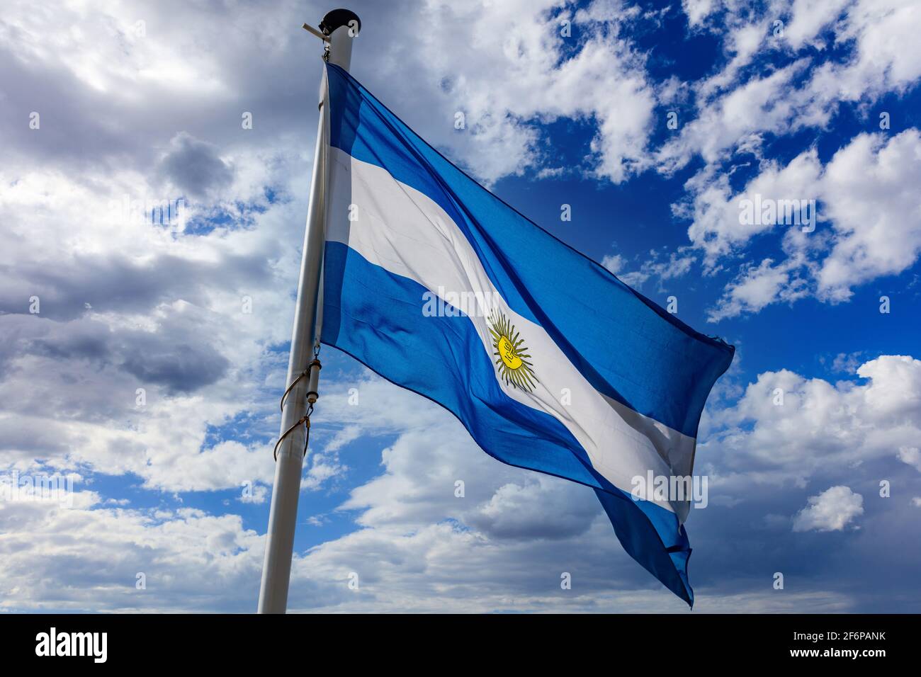 BANDERA ARGENTINA DE CERCA. CIELO AZUL OSCURO. HORIZONTAL.COLOR. Stock  Photo