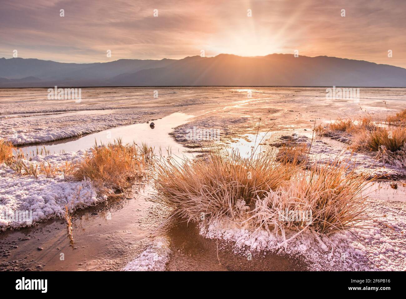 Hermoso paisaje del Valle de la muerte en California al atardecer con Salt creek a la vista Foto de stock