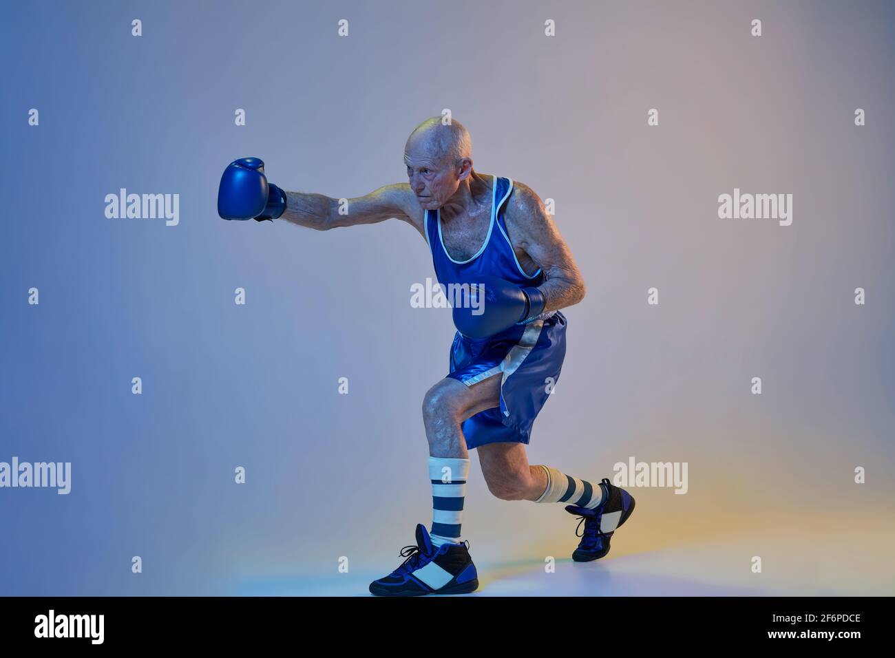 hombre con ropa deportiva entrenando boxeo en el gimnasio con bolsas de  empuje. iluminado por la luz 15244296 Foto de stock en Vecteezy