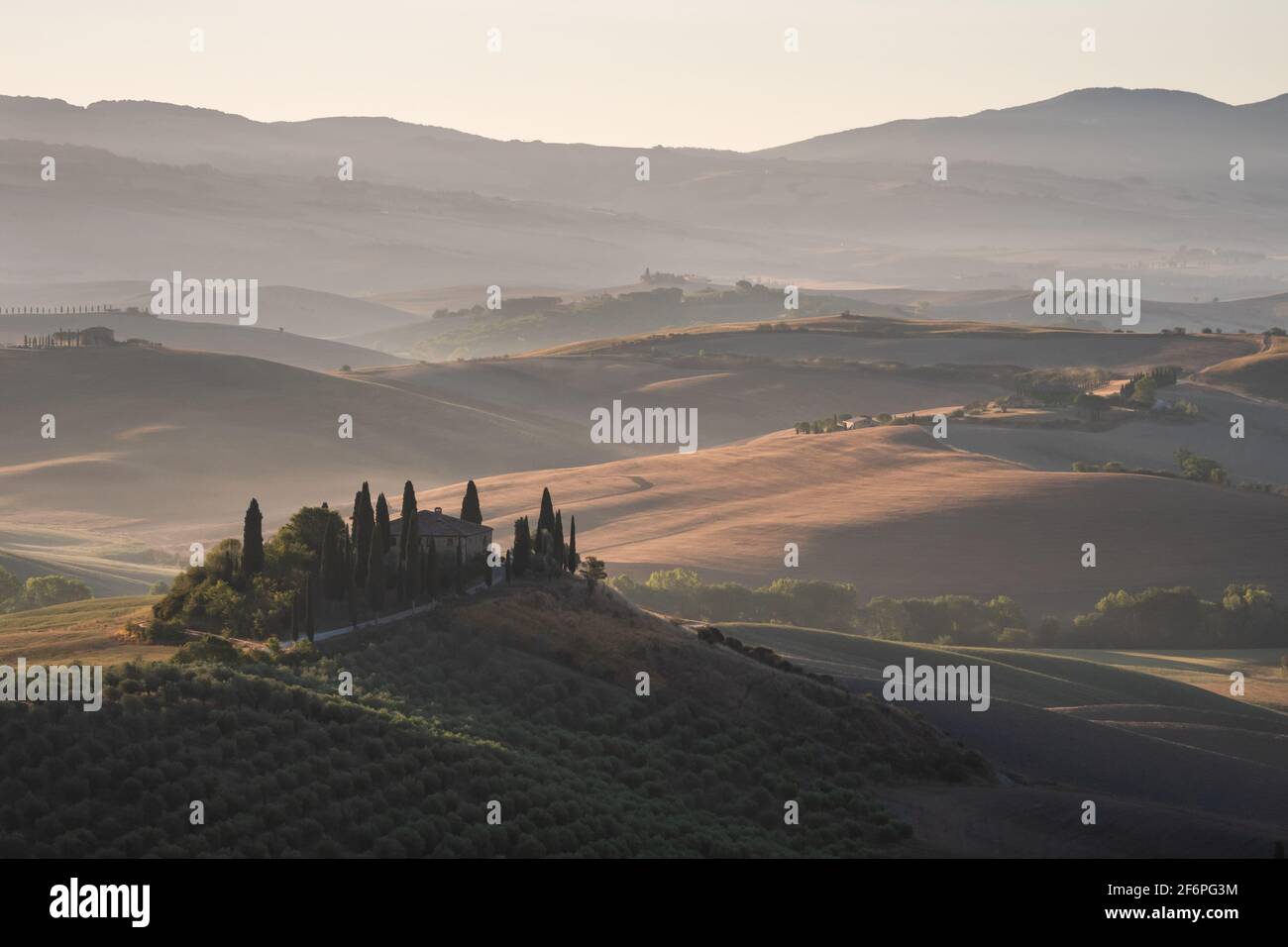 San Quirico d'Orcia - Agosto 20 2020: Podere Belvedere Villa en la región de Val d'Orcia en Toscana, Italia al amanecer o al amanecer Foto de stock