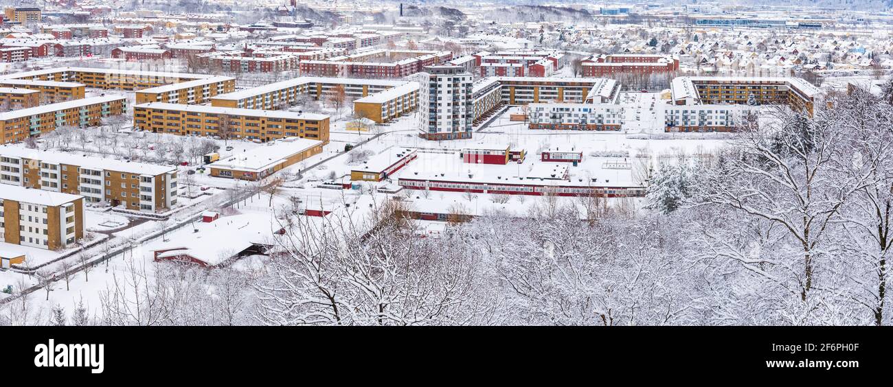 Zona residencial cubierta de nieve en una ciudad sueca Foto de stock