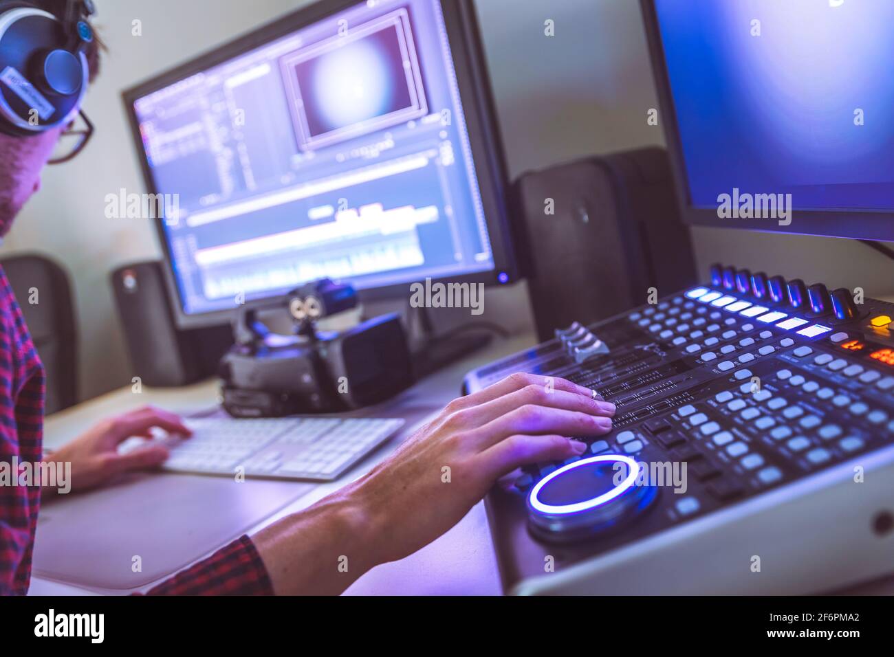 Sala de edición, grabación y corte de vídeo con monitores y mesa de mezclas  de sonido Fotografía de stock - Alamy