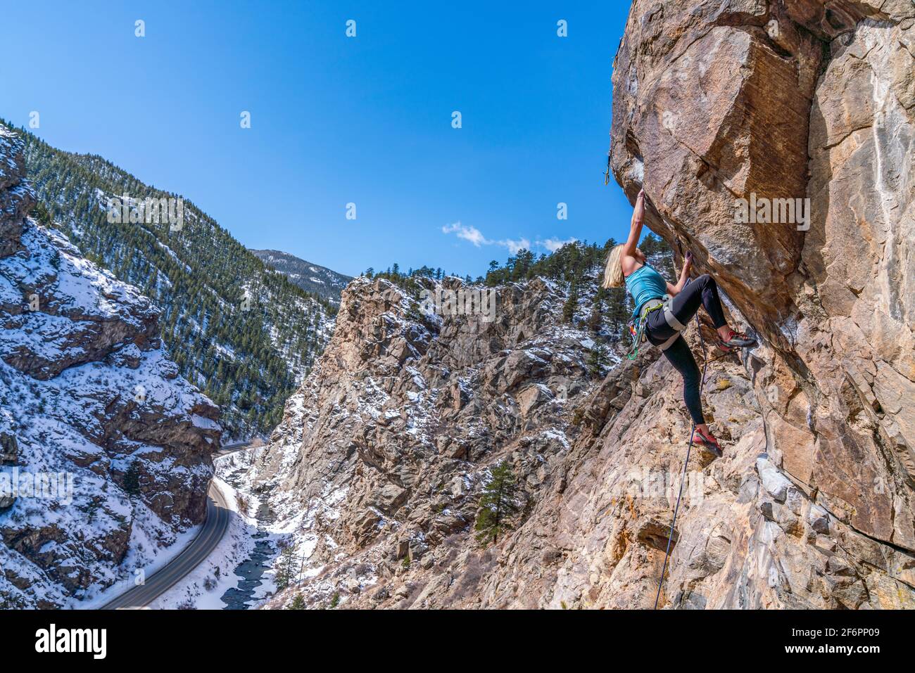 Mujer escaladora de roca la navega por una cara de roca en Golden, CO Foto de stock