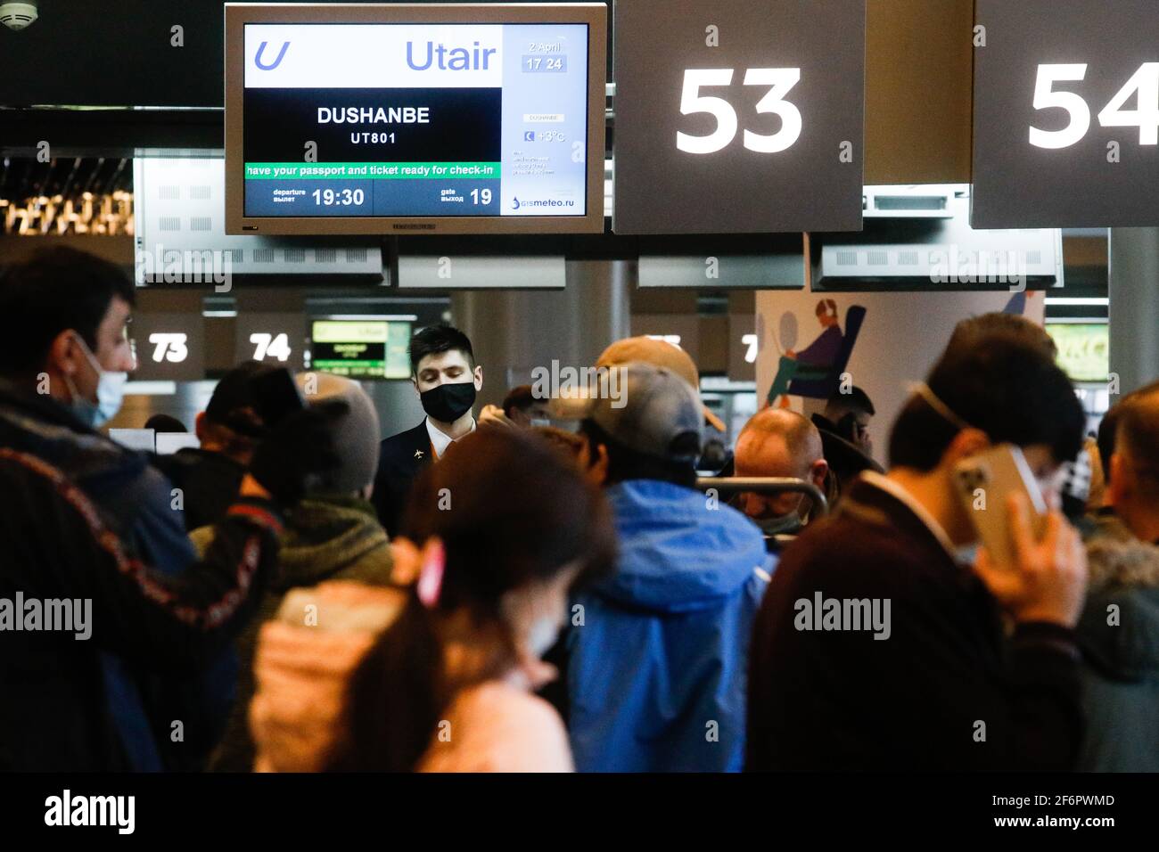 Moscú, Rusia. 2nd de abril de 2021. Los viajeros se hacen la facturación  para un vuelo de Utair a Dushanbe, Tayikistán, en el aeropuerto  internacional de Vnukovo. UTair ha reanudado los vuelos