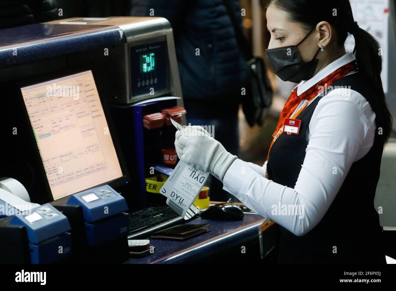 Moscú, Rusia. 2nd de abril de 2021. Un empleado de Utair en un mostrador de  facturación en el Aeropuerto Internacional de Vnukovo. UTair ha reanudado  los vuelos directos regulares entre Rusia y