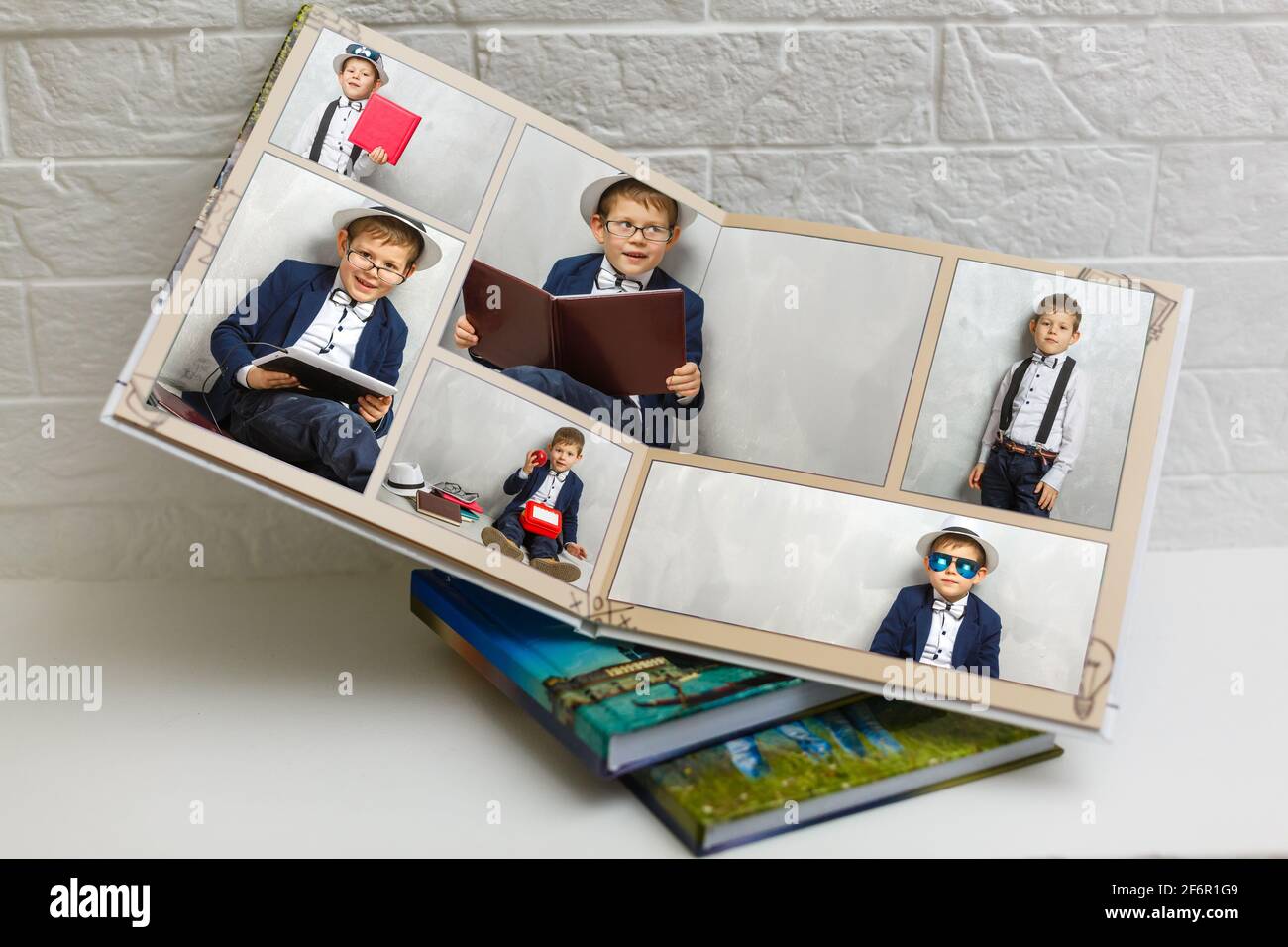 pequeño niño graduación fotolibro, álbum de la escuela Fotografía de stock  - Alamy