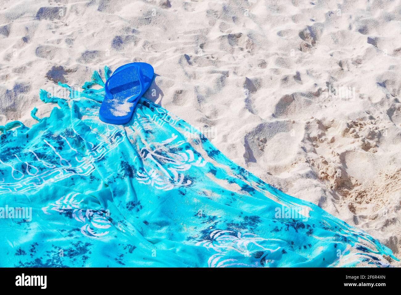 Chanclas azules en la manta azul de la playa o toalla en la arena blanca en  Playa del Carmen México Fotografía de stock - Alamy