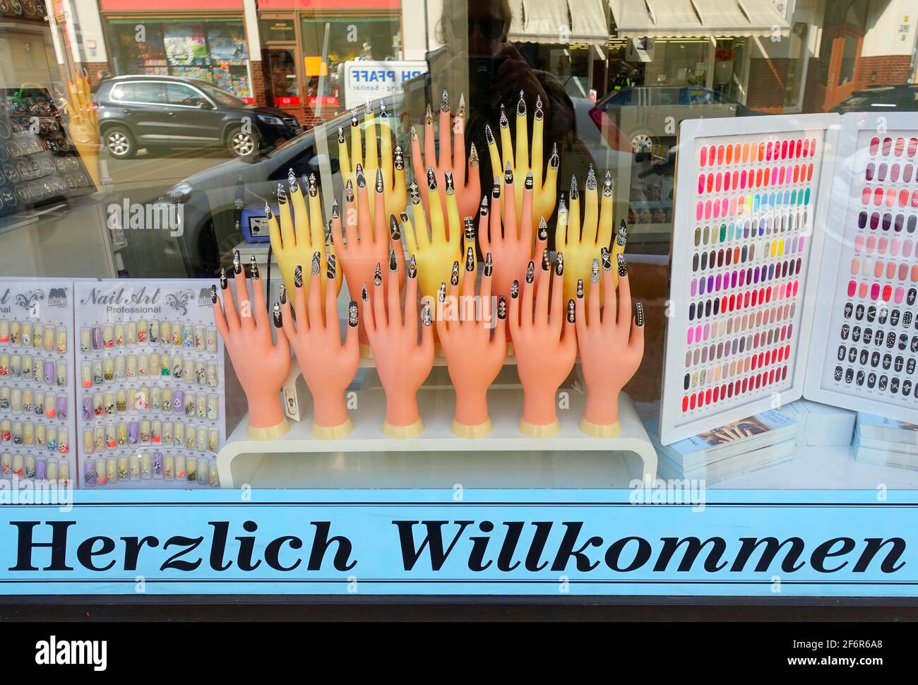 Berlín, Alemania, un diseñador de uñas decoradas uñas con aerógrafo designs  Fotografía de stock - Alamy