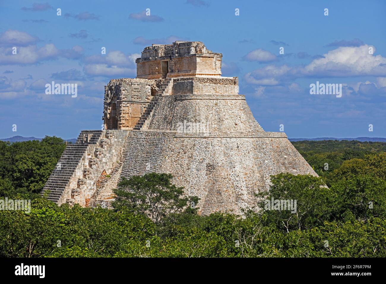 Pirámide del mago / Pirámide del adivino, pirámide escalonada mesoamericana en la antigua ciudad Pirámide del mago / Pirámide del adivino, pirámide escalonada mesoamericana en la antigua ciudad