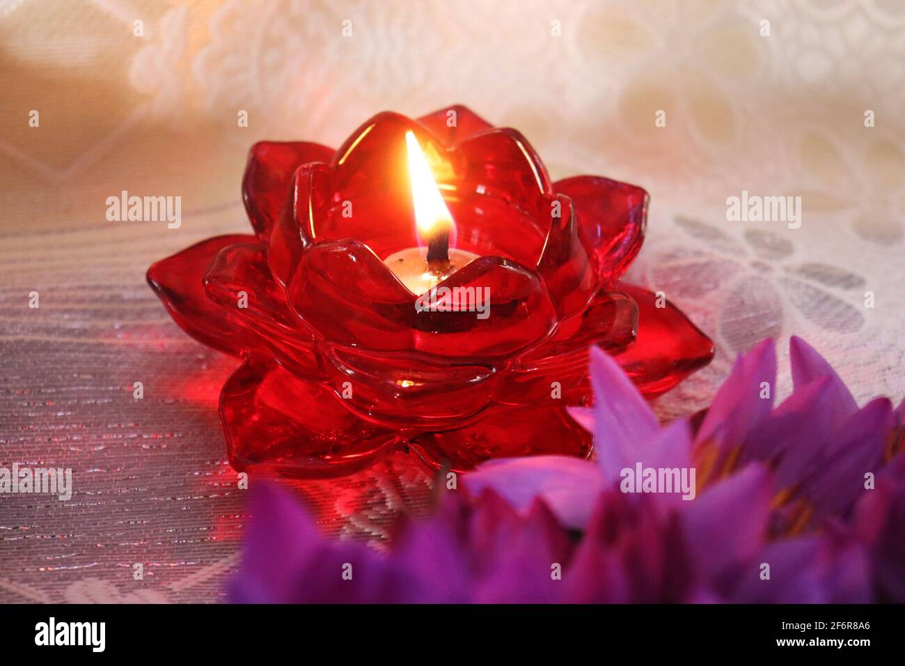 la flor de loto incandescente como la lámpara roja Foto de stock
