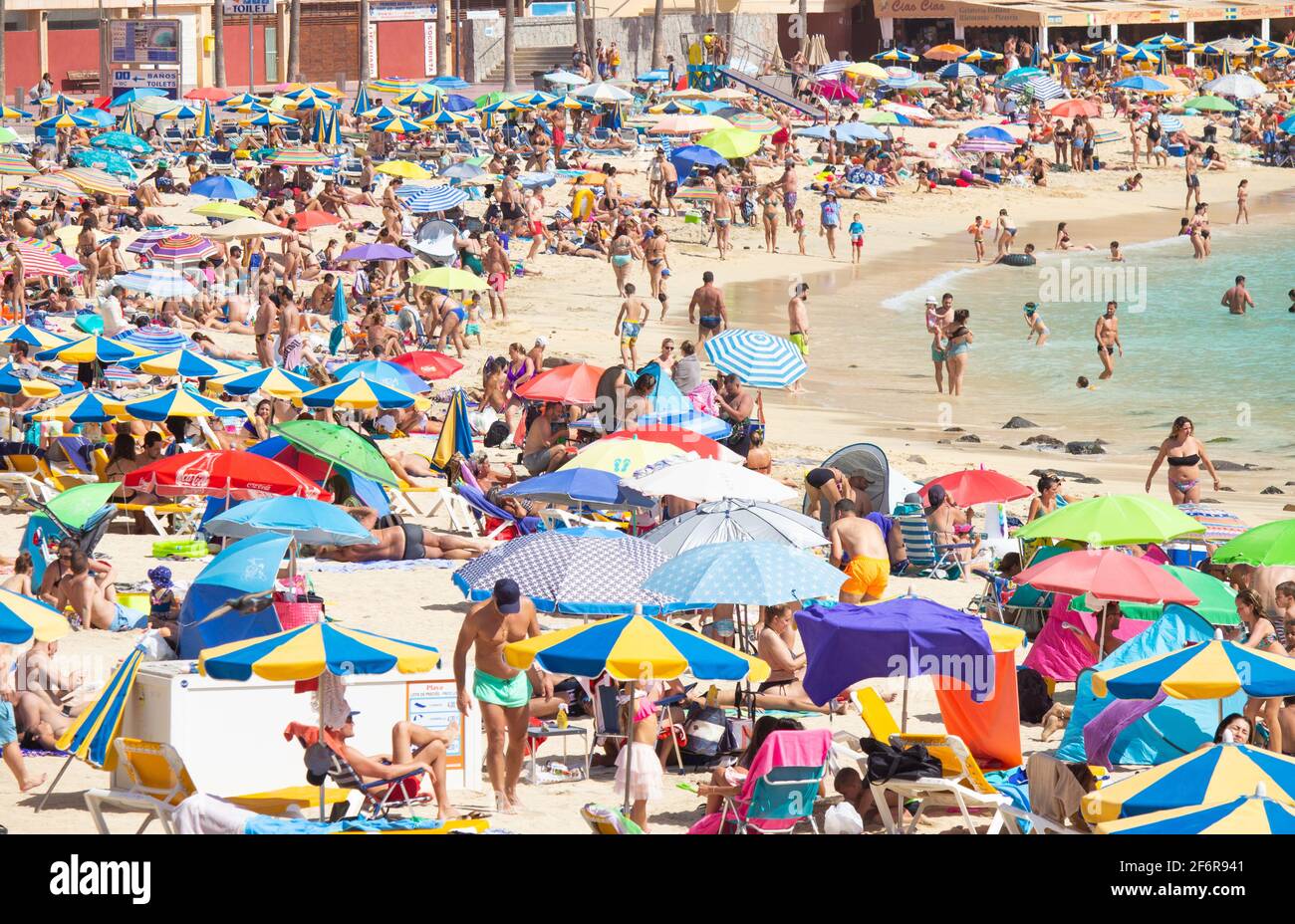 Puerto Rico, Gran Canaria, Islas Canarias, España. 2nd de abril de 2021.  Los lugareños empacan la playa de Amadores en Puerto Rico en Gran Canaria  en Semana Santa. Puerto Rico es el