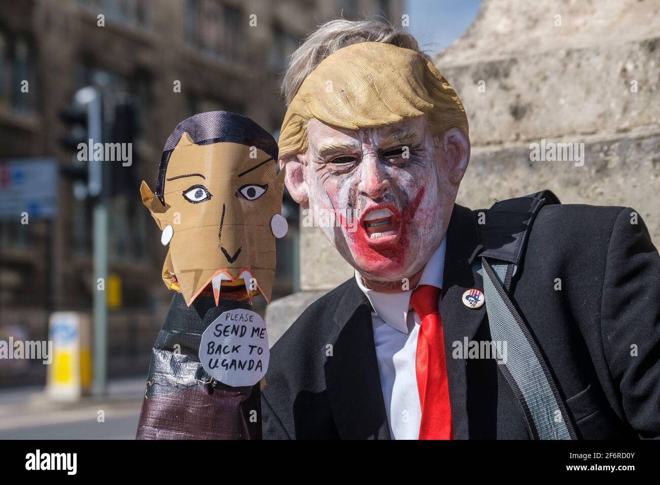 Londres, Reino Unido. 2nd de abril de 2021. Un manifestante en la protesta de ‘matar el proyecto de ley’ contra el proyecto de ley de policía, crimen, sentencia y tribunales, en Leeds, al norte de Inglaterra, el Viernes Santo, 2nd de abril de 2021. Crédito: Mark Harvey/Alamy Live News Foto de stock