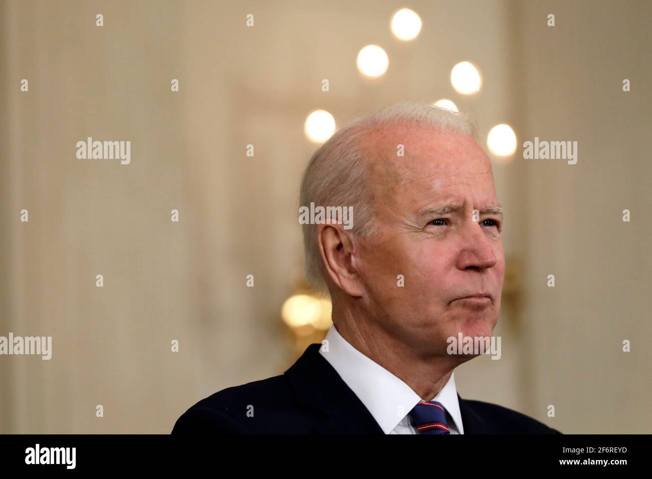 El Presidente de los Estados Unidos, Joe Biden, hace comentarios sobre el informe de trabajos de marzo en la Casa Blanca en Washington el 2 de abril de 2021. Crédito: Yuri Gripas/Pool a través de CNP /MediaPunch Foto de stock