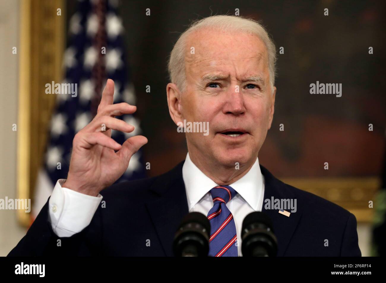 El Presidente de los Estados Unidos, Joe Biden, hace comentarios sobre el informe de trabajos de marzo en la Casa Blanca en Washington el 2 de abril de 2021. Crédito: Yuri Gripas/Pool a través de CNP /MediaPunch Foto de stock